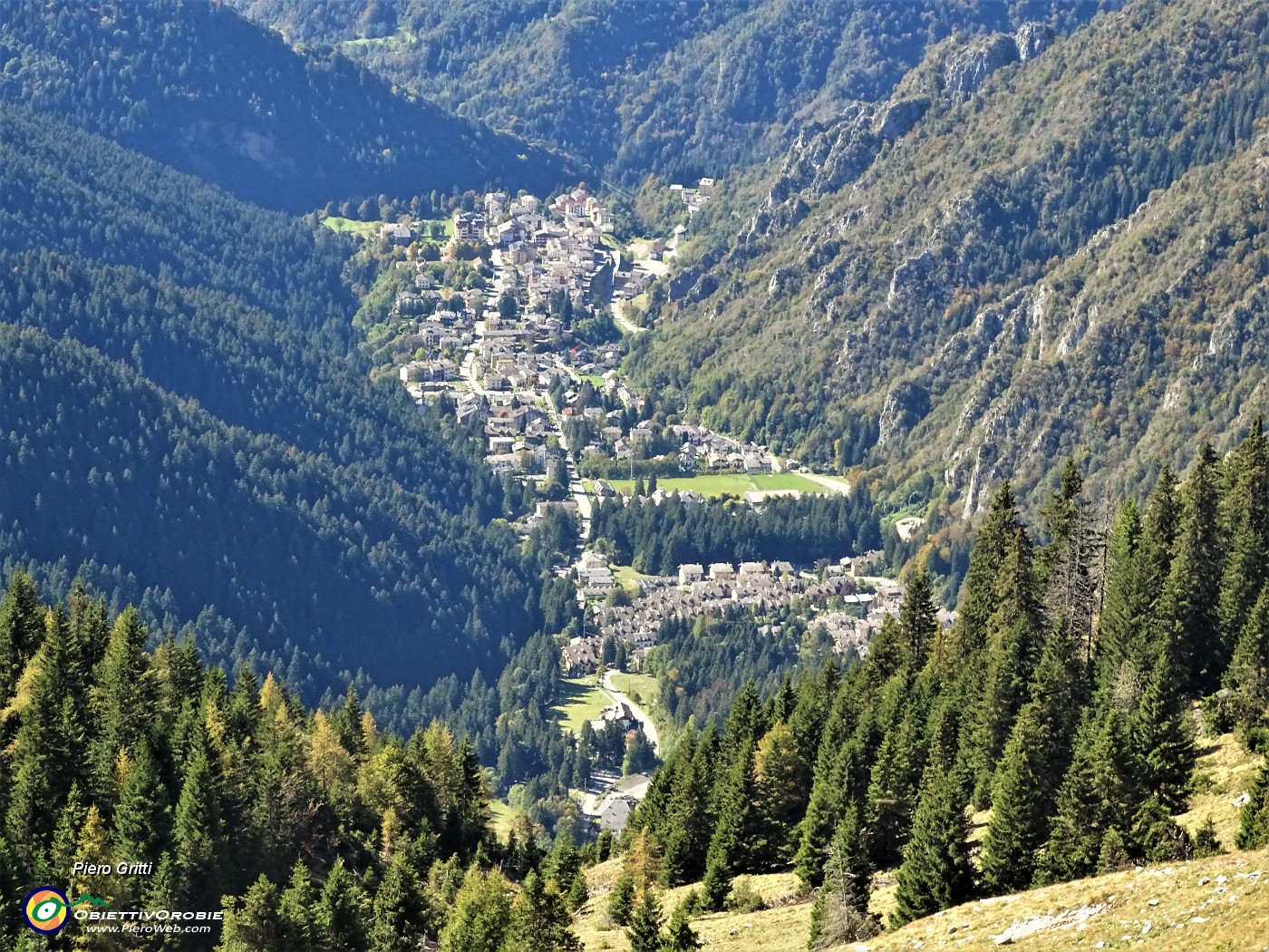 54 Dal Passo di Monte Colle (1938 m) vista su Piazzatorre.JPG